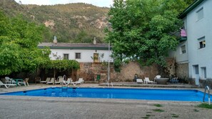 Piscine extérieure (ouverte en saison), chaises longues