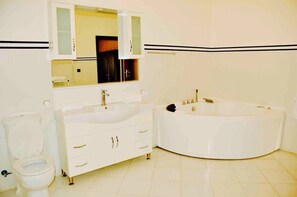 Superior Villa, Multiple Bedrooms, Private Pool | Bathroom | Jetted tub, rainfall showerhead, free toiletries, hair dryer - Villa Chrifia (Marrakech)