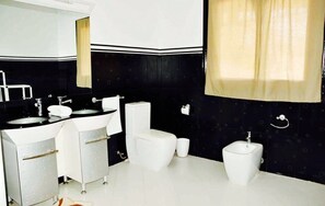 Villa Supérieure, plusieurs chambres, piscine privée | Salle de bain | Baignoire à jets, douche à « effet pluie »
