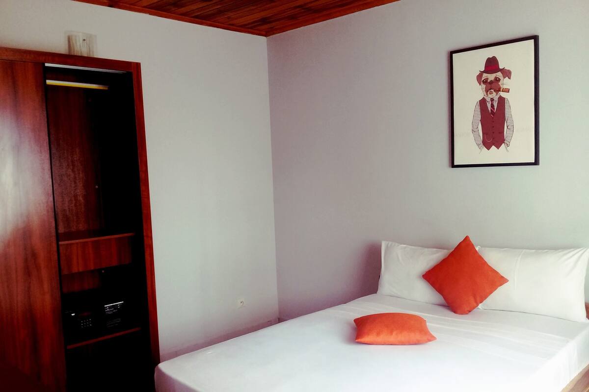 In-room safe, soundproofing, cribs (surcharge)