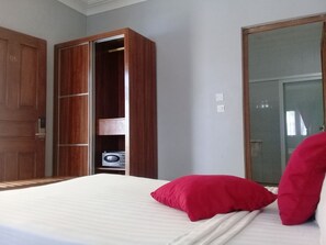 In-room safe, soundproofing, cots/infant beds, rollaway beds - New Park Resort (Mahajanga)