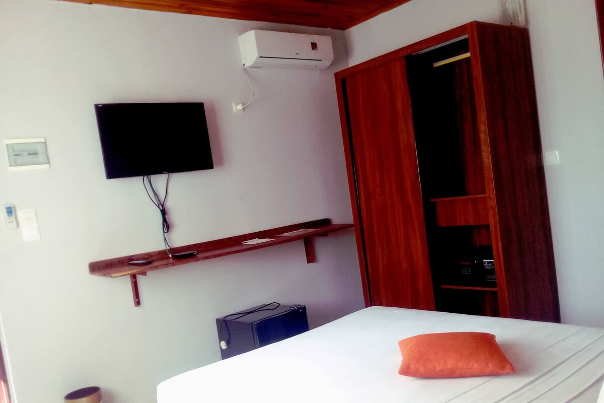 In-room safe, soundproofing, cribs (surcharge)
