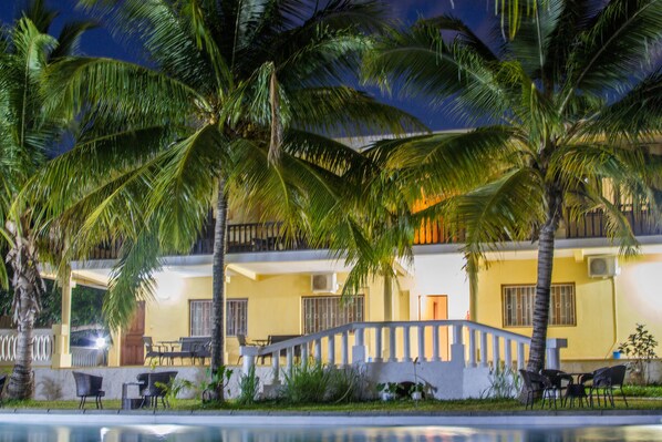 Façade de l’hébergement - soirée/nuit