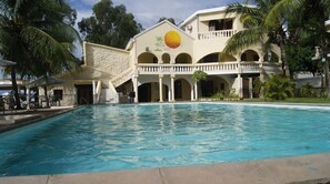 Una piscina al aire libre de temporada