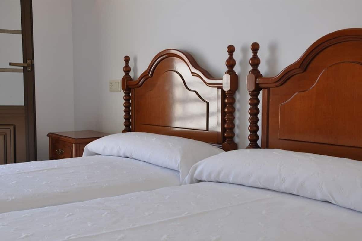 Habitación estándar con 1 cama matrimonial o 2 individuales | Cortinas blackout, cunas gratuitas, wifi gratis y ropa de cama