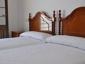 Standard Double or Twin Room | Blackout curtains, free cots/infant beds, free WiFi, bed sheets - Hostal Mourelos (O Grove)
