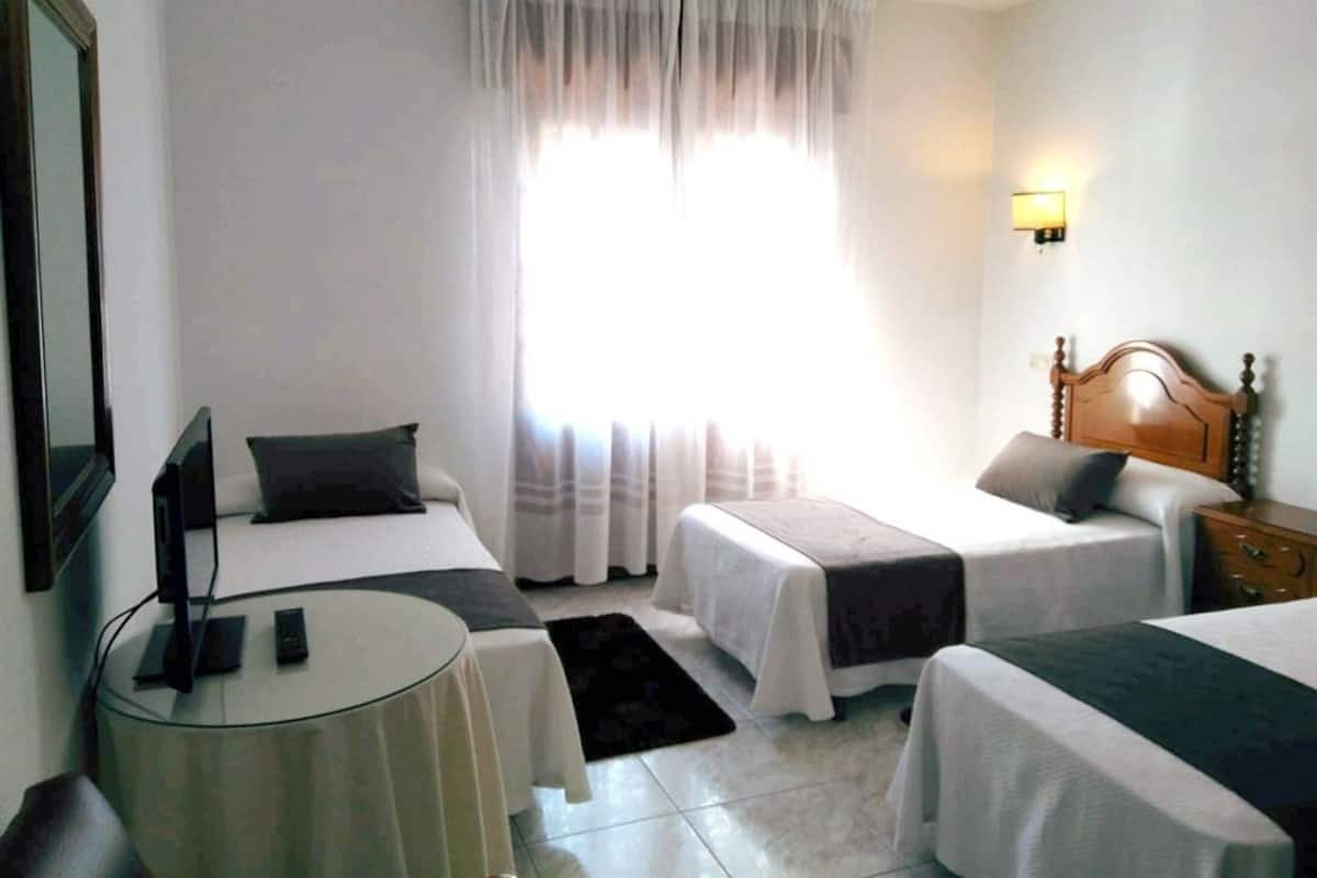 Habitación triple | Cortinas blackout, cunas gratuitas, wifi gratis y ropa de cama