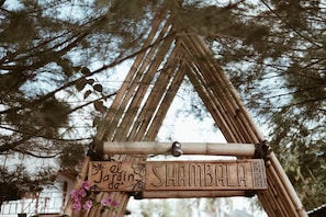 En bambuskonstruktion med et skilt, der står 'el Jardin de SHAMBALA'.