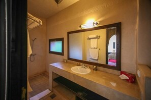 Deluxe Villa, 4 Bedrooms, Private Pool | Bathroom | Deep-soaking bathtub, rainfall showerhead, free toiletries, hair dryer - Villa Abraj annakhil (Marrakech)