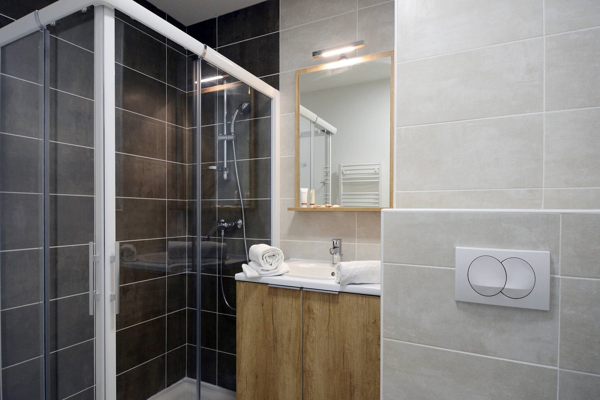 Combined shower/bathtub