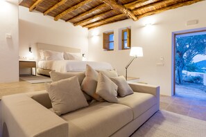 Suite, Terraza | Minibar, caja de seguridad en la habitación y decoración personalizada 