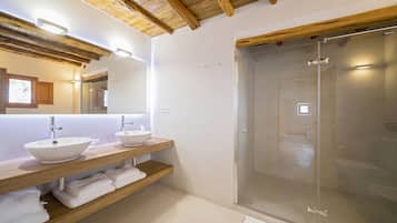 Junior-Suite, Terrasse | Badezimmer | Designer-Toilettenartikel, Haartrockner, Bademäntel, Hausschuhe
