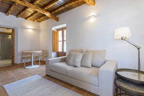 Junior-Suite, Terrasse | Minibar, Zimmersafe, individuell dekoriert, Schreibtisch