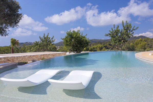 Außenpool, Liegestühle