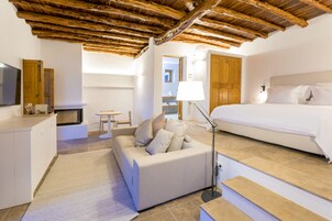 Suíte, terraço | Frigobar, cofres nos quartos, individualmente decorados, escrivaninha