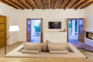 Suíte, terraço | Frigobar, cofres nos quartos, individualmente decorados, escrivaninha