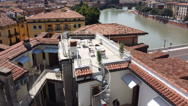 A rooftop terrace with a view of a river and cityscape. - Lady Verona (Verona)