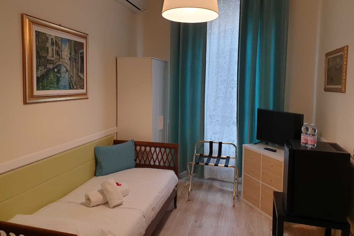 Single Room | In-room safe, blackout drapes, soundproofing, WiFi (free)