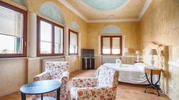 Studio Suite Junior, quang cảnh sông | Két bảo mật tại phòng, màn/rèm cản sáng, phòng cách âm
