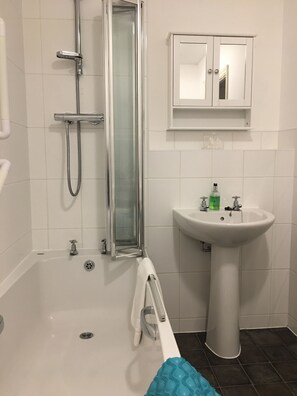Appartement | Salle de bain | Ensemble baignoire-douche, articles de toilette (gratuits)