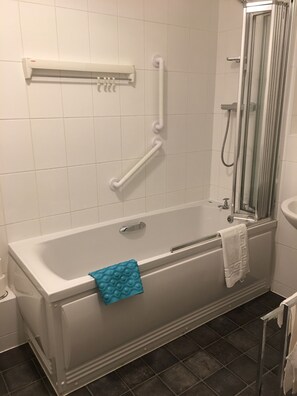 Bathroom - Smart Stays Town Centre Apartments (Basingstoke)