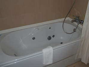 Deluxe Double Room | Bathroom | Towels - Hotel Las Torres (Arnuero)