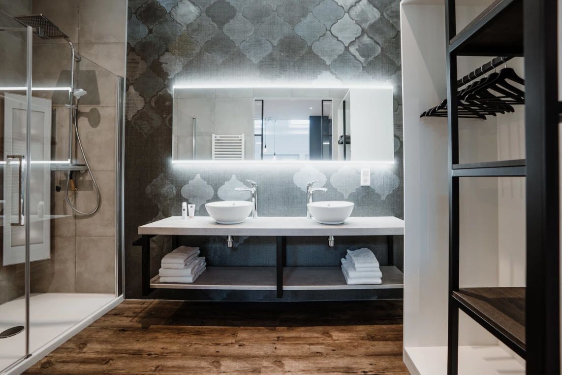 Habitación doble ('t Licht) | Baño | Ducha, artículos de higiene personal de diseño y secador de pelo