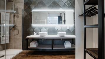 Habitación doble ('t Licht) | Baño | Ducha, artículos de higiene personal de diseño y secador de pelo
