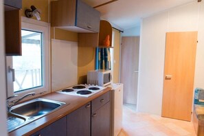 Mobile Familienunterkunft (Mobile) | Eigene Kochnische | Mikrowelle, Herdplatte, Kochgeschirr/Geschirr/Besteck