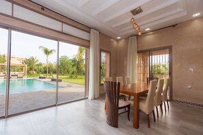 Deluxe-Villa, 6 Schlafzimmer, eigener Pool | Essbereich im Zimmer