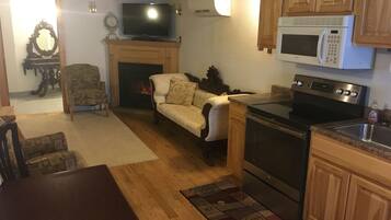 Standard Room, 1 King Bed, Non Smoking (Executive Suite) | Free WiFi