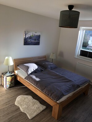 3 slaapkamers, een strijkplank/strijkijzer, reisbedje, gratis wifi