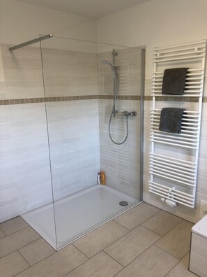 Badkar, hårtork, tvål och schampo
