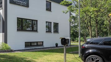 Ein modernes Hotelgebäude mit einem Schild, auf dem „HOTEL Wiesengrund BUSINESS BOUTIQUE“ steht.
