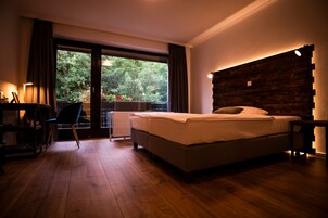 Quarto empresarial, para não fumantes | Roupas de cama antialérgicas, escrivaninha, cortinas blackout
