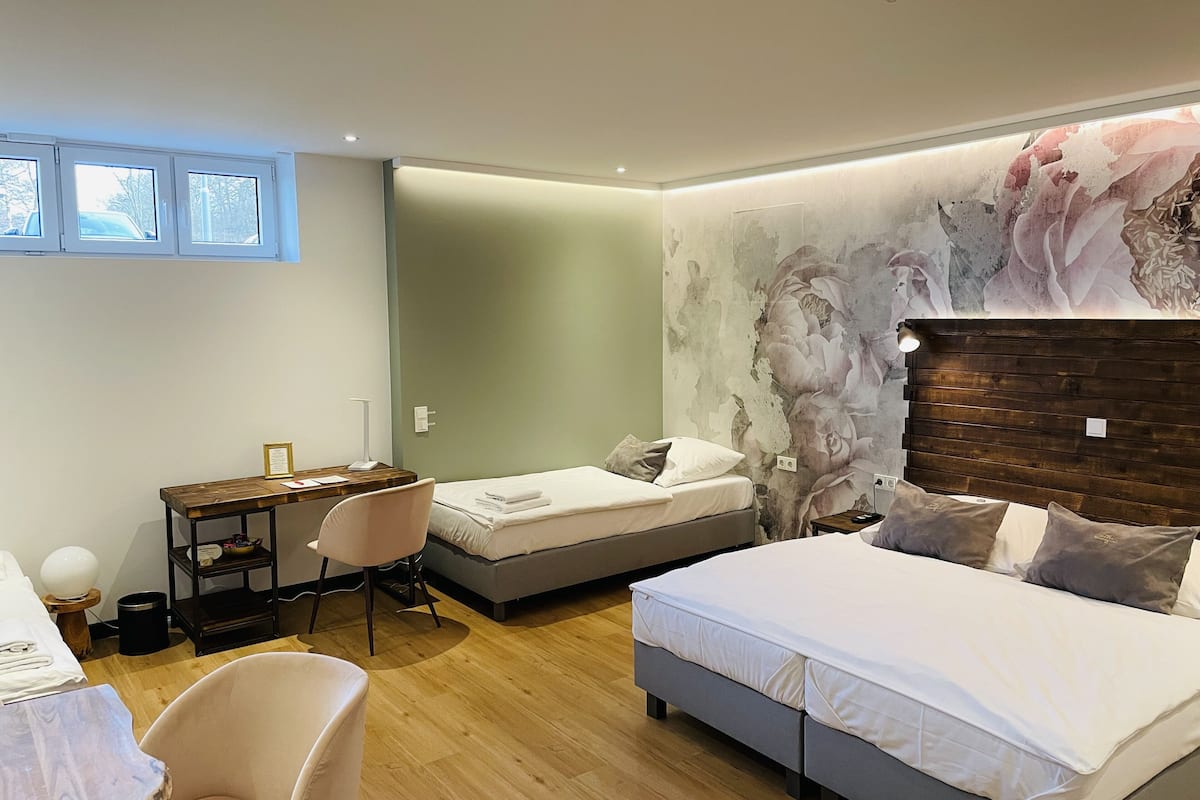 Chambre Quadruple | Literie hypoallergénique, bureau, rideaux occultants