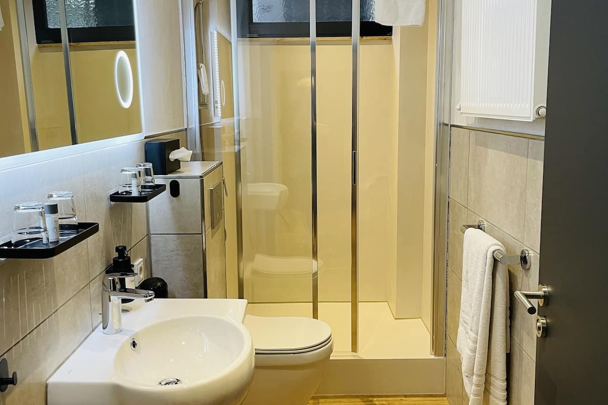 quadruple room | bathroom | shower, eco-friendly toiletries, hair dryer, towels