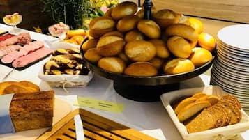 Desayuno buffet diario (EUR 10 por persona)