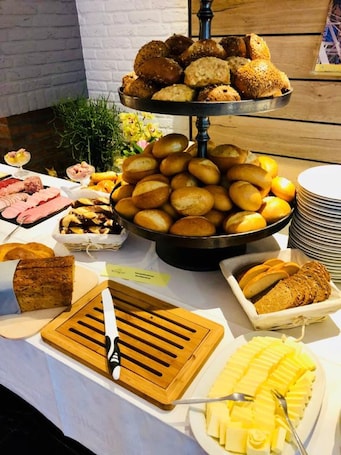 Desayuno buffet diario (EUR 12.5 por persona). Hotel Wiesengrund