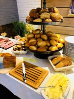 Café da manhã com buffet todos os dias mediante uma taxa