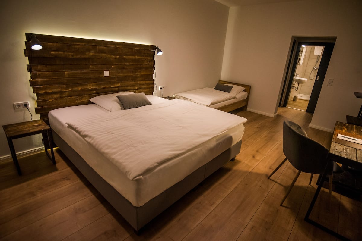 Chambre Triple Deluxe, plusieurs lits, non-fumeurs | Literie hypoallergénique, bureau, rideaux occultants