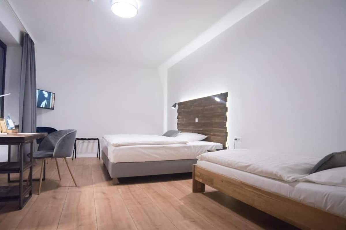 deluxe triple room, multiple beds, non smoking | hypo-allergenic bedding, desk, blackout curtains, cots/infant beds