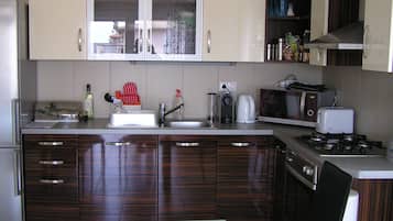 Apartemen Premium, akses ke kolam renang | Dapur pribadi | Lemari es, microwave, oven, dan kompor