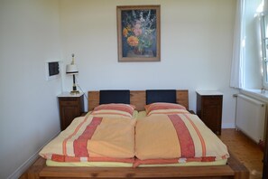 3 bedrooms, iron/ironing board, travel crib, free WiFi - family friendly, pets allowed, spacious garden, solid wood furniture (Badbergen)