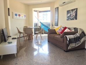 Apartamento, várias camas, vista para a praia | Sala de estar | TV de tela plana