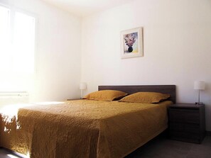 4 bedrooms, iron/ironing board, Internet