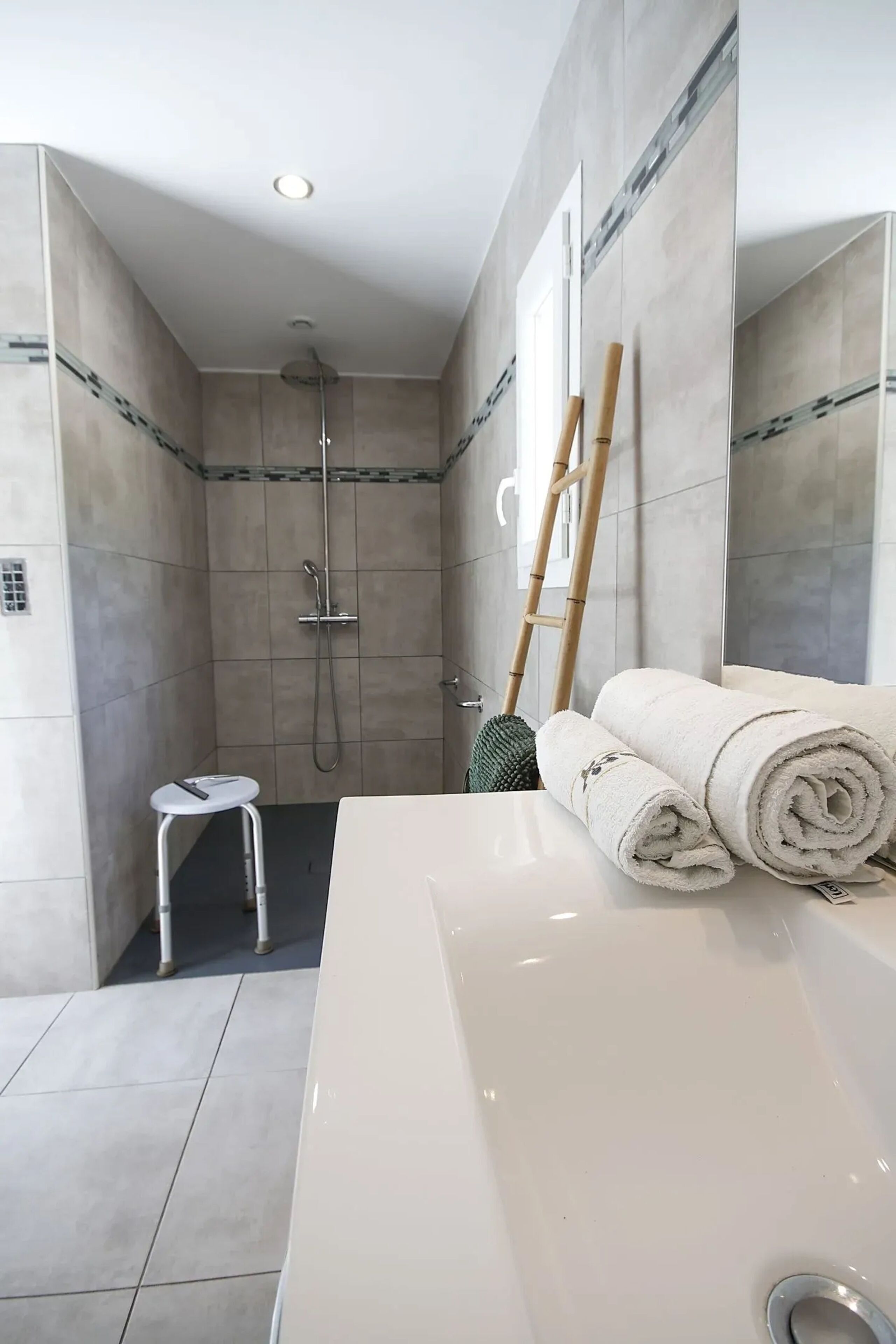 Un bagno con doccia, un water e un lavandino.