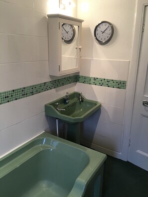 7 Bedroom House | Bathroom | Towels