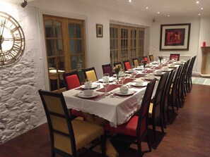 7 Bedroom House | In-room dining - Vollie House (Thornhill)