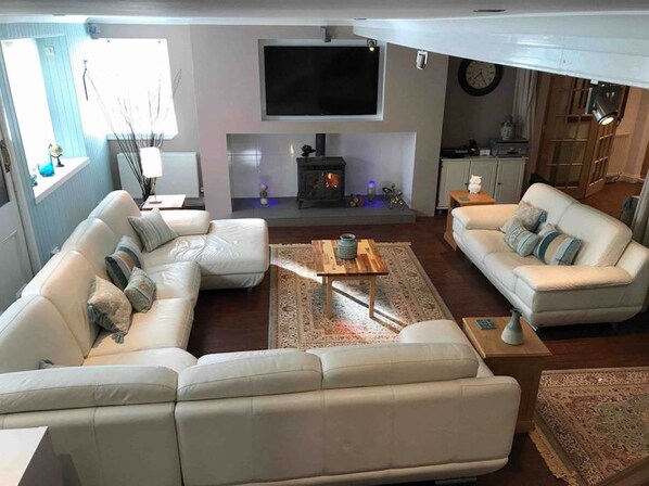 7 Bedroom House | Living room | TV, fireplace